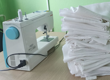 В Югре откроются добровольческие швейные мастерские, где изготовят 3600 вещей для маленьких жителей Макеевки